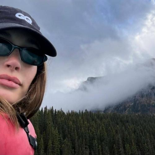 Хейли и Джастин биберы уехали на родину Джастина - в Канаду. 05