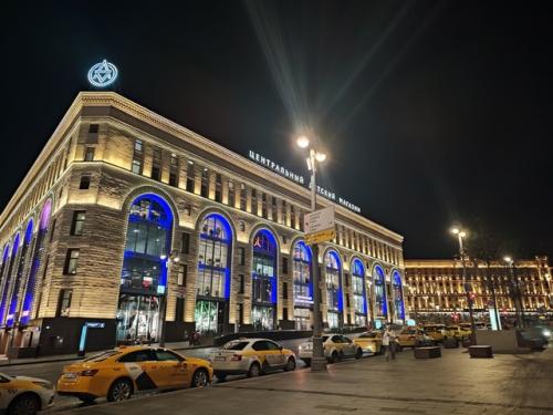 День пролетел в рабочей командировочной беготне, а после 100% выполнения задач можно и себя побаловать прогулкой неторопливым шагом. 01