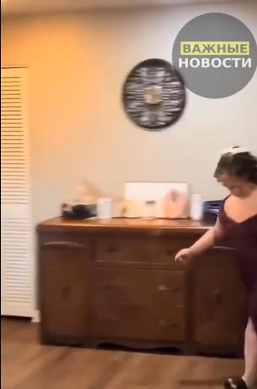 Капитан школьной команды заметил девочку, оставшуюся без приглашения на танцы.  