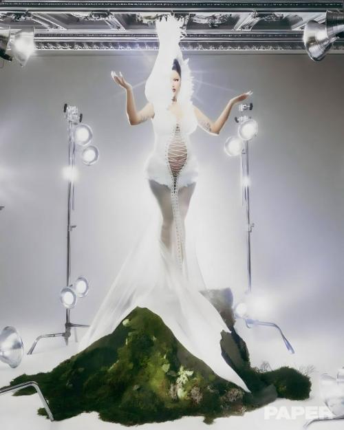Карди би появилась в фотосессии для журнала Paper Magazine в платье российского дизайнера Ильи мигмуна. 02