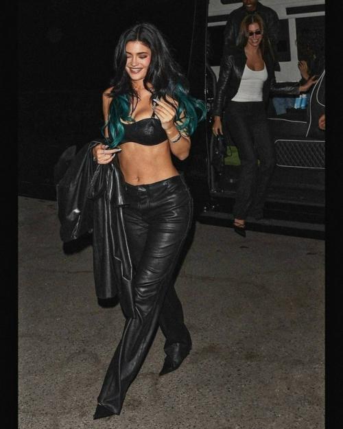 Кайли дженнер продолжает возрождать эру King Kylie. 03