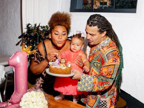 Корнелия манго, выпускница Фабрики Звёзд, впервые показала лицо своей очаровательной дочурки Вивьен, которой уже годик! 01