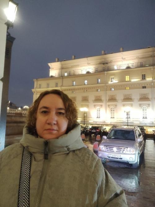 День пролетел в рабочей командировочной беготне, а после 100% выполнения задач можно и себя побаловать прогулкой неторопливым шагом. 04