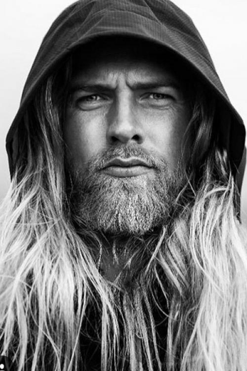 Уроженец суровой земли фьордов и снегов, лассе как никто другой подходит на роль тора. 04