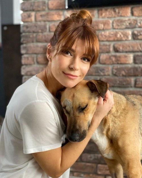 Какая же красивая - актриса Екатерина Волкова а с челкой ей ещё лучше! 01