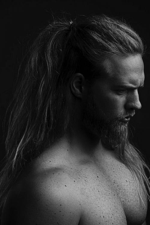 Уроженец суровой земли фьордов и снегов, лассе как никто другой подходит на роль тора. 01