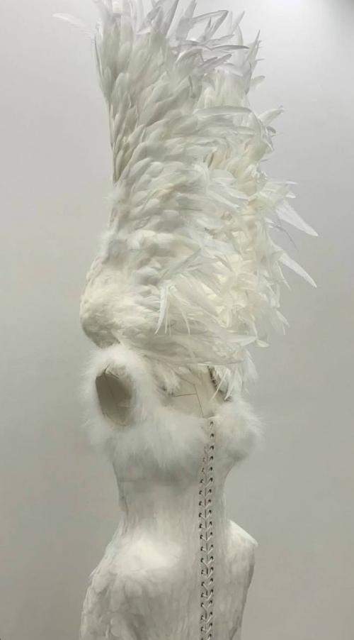 Карди би появилась в фотосессии для журнала Paper Magazine в платье российского дизайнера Ильи мигмуна. 01