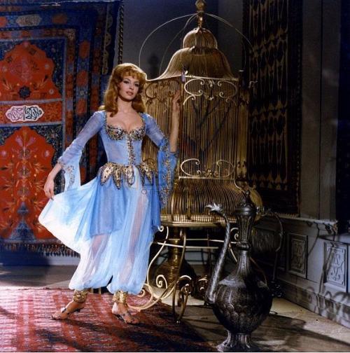 Я бы хотел обратиться к довольно редкому явлению, как косплей на персонажей из старого кино 60-х годов. 05 Я бы хотел обратиться к довольно редкому явлению, как косплей на персонажей из старого кино 60-х годов. 05