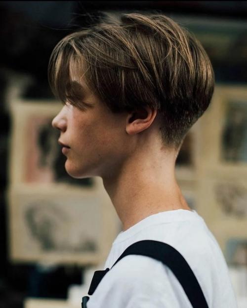 Для малышей дошкольного возраста лучше подойдут простые, удобные стрижки, не требующие особого ухода. 01