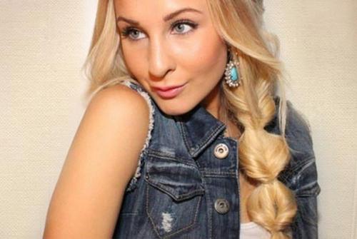 Коса твист. Эта прическа на очень длинные волосы предварительной подготовки требует. 01