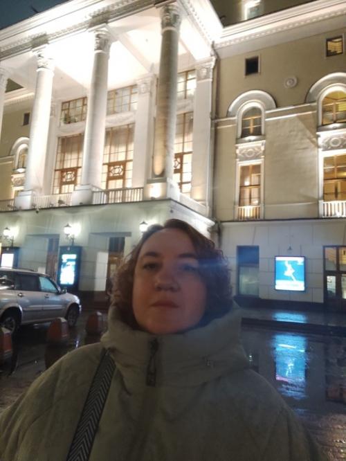 День пролетел в рабочей командировочной беготне, а после 100% выполнения задач можно и себя побаловать прогулкой неторопливым шагом. 05