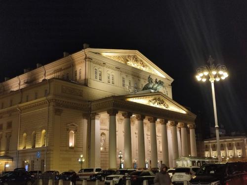 День пролетел в рабочей командировочной беготне, а после 100% выполнения задач можно и себя побаловать прогулкой неторопливым шагом. 02