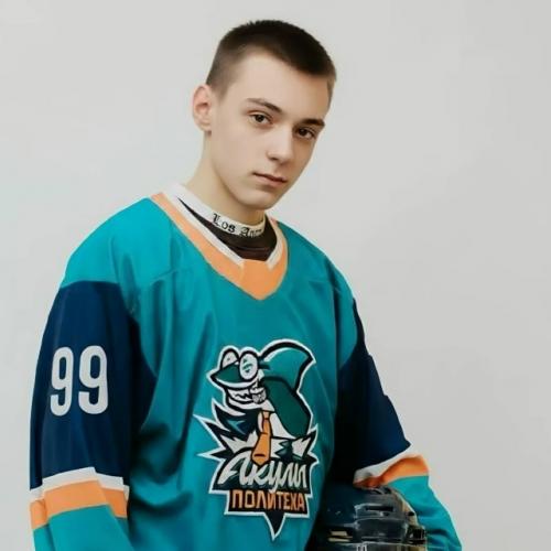 В сети появились фотографии актера, сыгравшего пашу в прошлых сезонах сериала Молодежка. 01