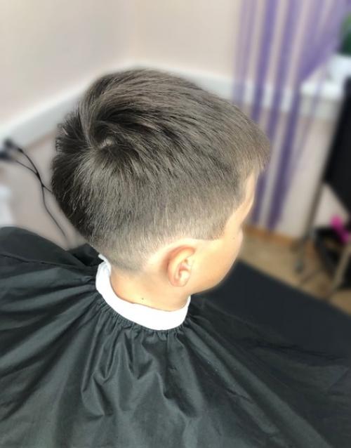 Аккуратная коротка стрижка, никаких хвостиков и длинной челки. 01