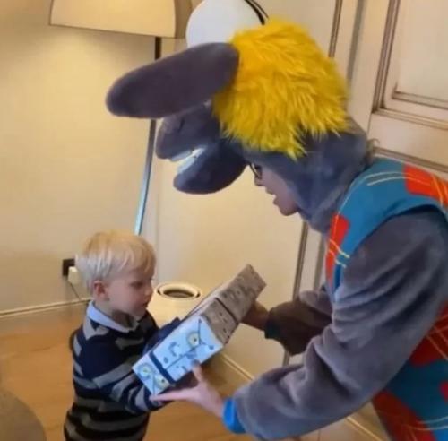 В день рождения сына Ксения собчак примерила костюм осла. 01