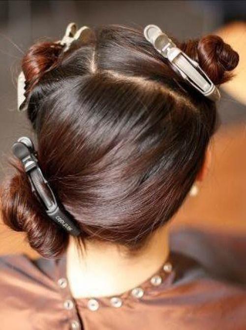 На основе жгутов. Первым делом, что вы захотите сделать в жаркий день перед выходом на улицу - управиться с непослушными прядками. 05