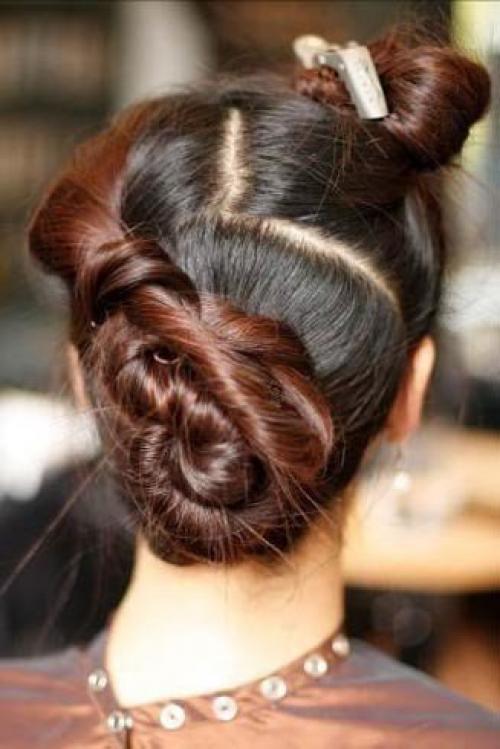 На основе жгутов. Первым делом, что вы захотите сделать в жаркий день перед выходом на улицу - управиться с непослушными прядками. 07