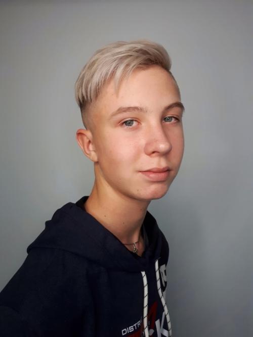 Родион - футболист, а футболисты все с модными причёсками. 02