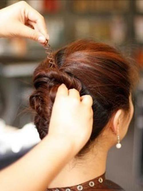 На основе жгутов. Первым делом, что вы захотите сделать в жаркий день перед выходом на улицу - управиться с непослушными прядками. 06