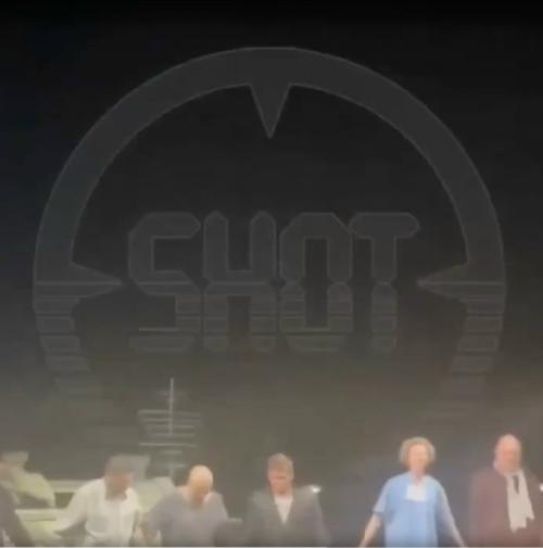 Дмитрий нагиев, любимец множества зрителей, столкнулся с неприятной ситуацией на сцене во время спектакля Кыся в московском дворце молодежи. 01