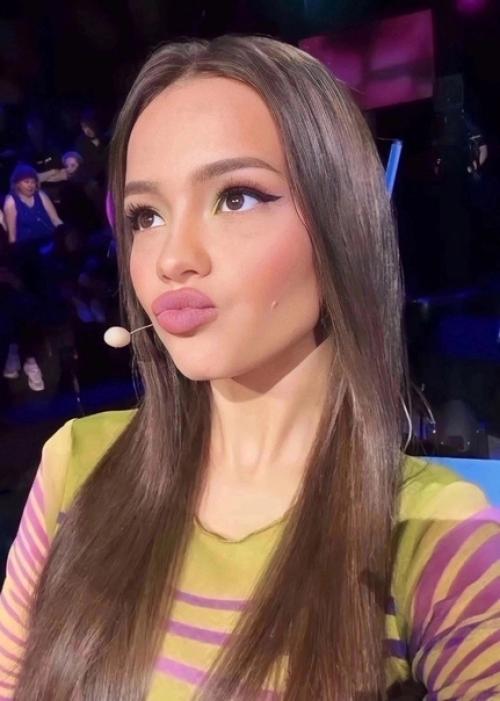 Валя карнавал неожиданно сменила свой образ и вызвала настоящий шок у своих подписчиков! 01