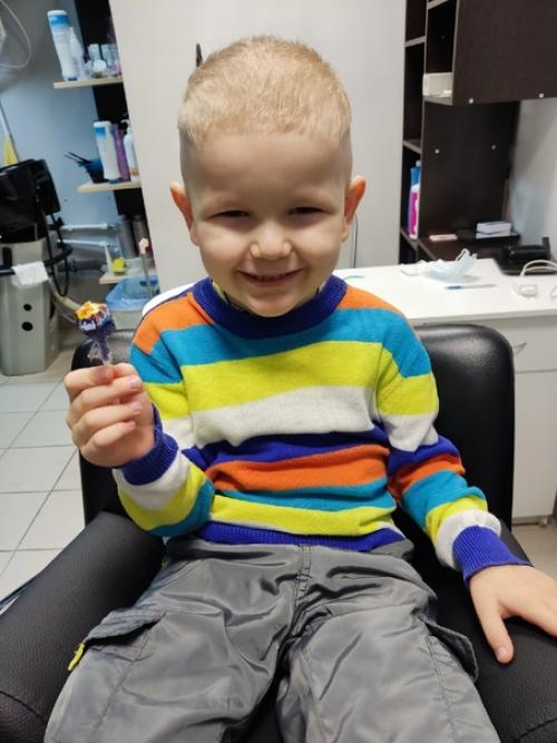 Руфь моднаястрижка детскаястрижка рукиножницы. 02