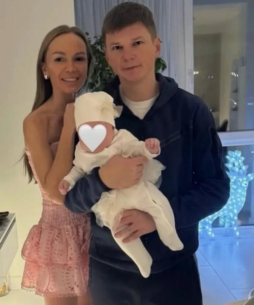 Андрей Аршавин фото с возлюбленной и дочерью показал. 01