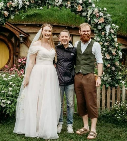 Элайджа вуд внезапно появился на свадьбе в стиле Властелина Колец. 01