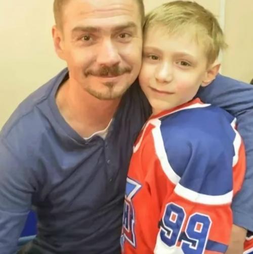 В сети появились фотографии актера, сыгравшего пашу в прошлых сезонах сериала 