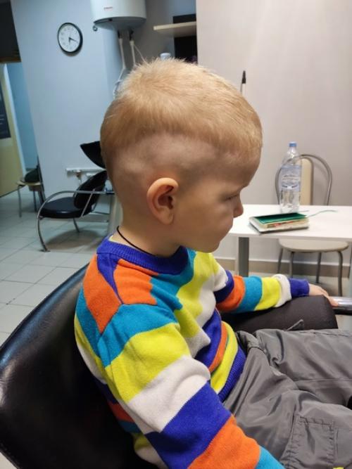 Руфь моднаястрижка детскаястрижка рукиножницы. 04