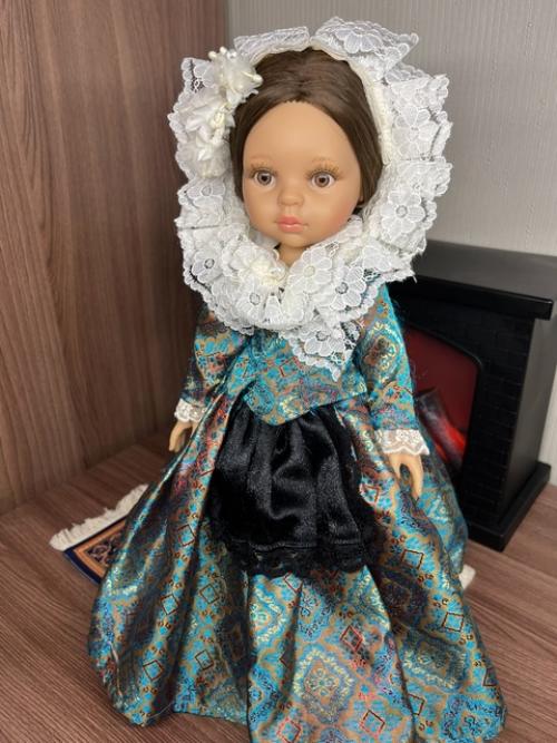 Прекрасные фогуерера паола Рейна из серии Las Amigas Regionals в аутфите Valencianas & фогуерера Alicantinas. 01