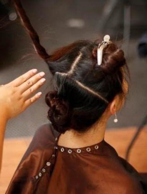 На основе жгутов. Первым делом, что вы захотите сделать в жаркий день перед выходом на улицу - управиться с непослушными прядками. 04