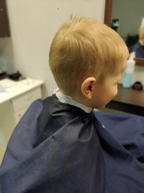 Руфь моднаястрижка детскаястрижка рукиножницы. 01