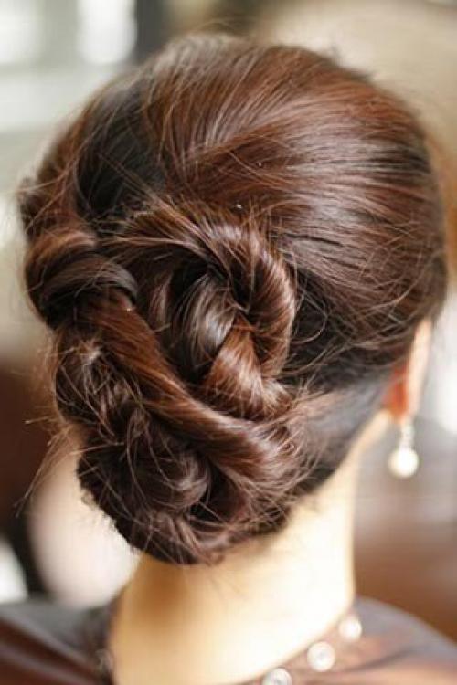 На основе жгутов. Первым делом, что вы захотите сделать в жаркий день перед выходом на улицу - управиться с непослушными прядками. 03