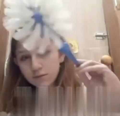 Девочка - подросток стала вирусной из-за странного трюка с щеткой, но не по той причине, по которой она надеялась. 01