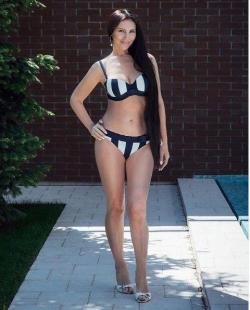 Спортивная бабушка прекрасно выглядит в свои 62 года. 02