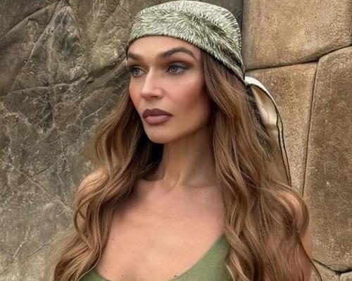 Алена водонаева в облегающем платье без бюстгальтера снялась на пляже в Геленджике.  