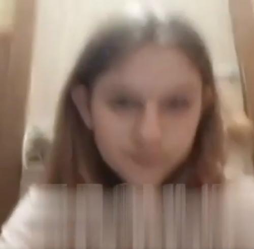 Девочка - подросток стала вирусной из-за странного трюка с щеткой, но не по той причине, по которой она надеялась.

