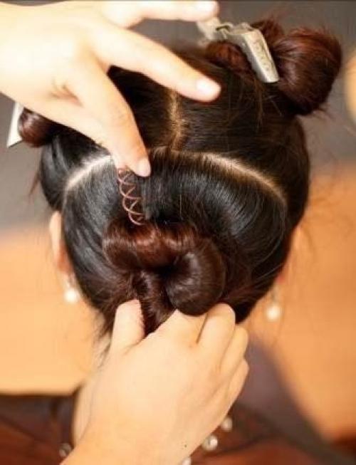 На основе жгутов. Первым делом, что вы захотите сделать в жаркий день перед выходом на улицу - управиться с непослушными прядками. 01