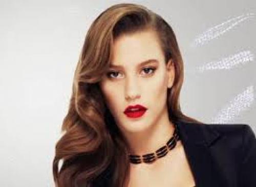 Ей всего лишь 24 года, но ее уже выбрали самой привлекательной женщиной Турции …. 01