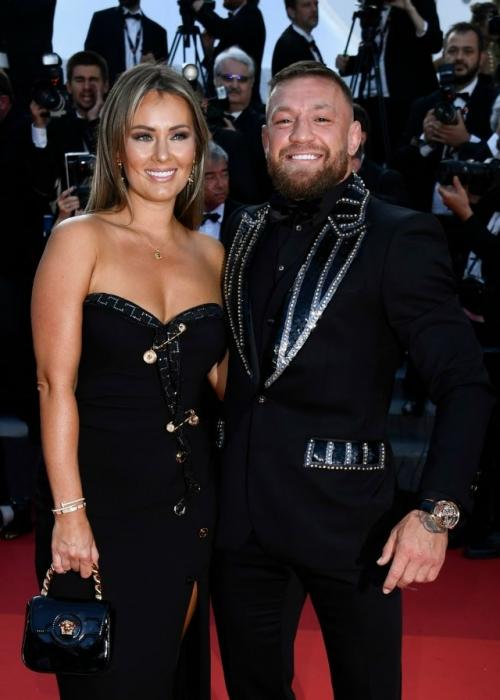 Конор макгрегор женился на матери своих детей после секс - скандала.

