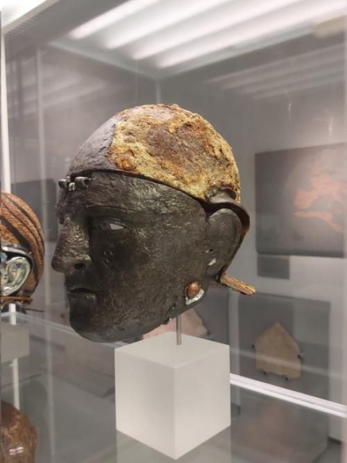 Впечатляющий парадный римский кавалерийский шлем с железной маской, покрытый серебром (тип неймеген - копс. 03