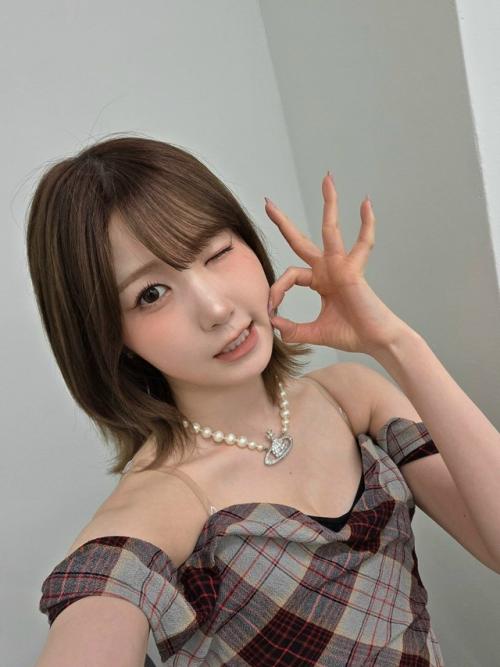 101225: Хитоми, чей стайлинг сейчас гораздо лучше, чем в дни IZ * ONE. 06