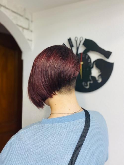 В том случае, если ты любишь выделяться из толпы, обожаешь эксперименты и яркие образы, то стрижки с выбритыми висками именно для тебя! 02