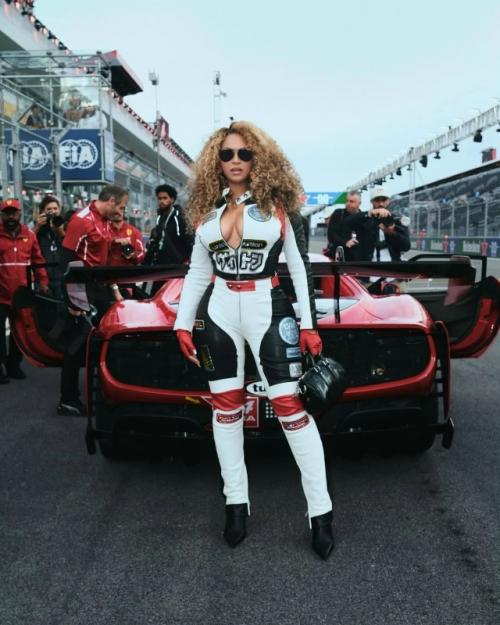 Безумный топ и самые провальные образы звёзд за 2025 год. 06