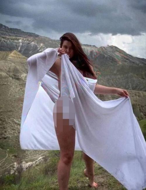Одна туристка в Дагестане устроила фотосессию без верхней одежды, что вызвало недовольство у местных жителей. 02