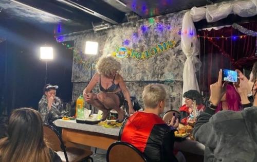 83-Летняя жена Гогена Солнцева станцевала на столе в день рождения своего любимого супруга. 01