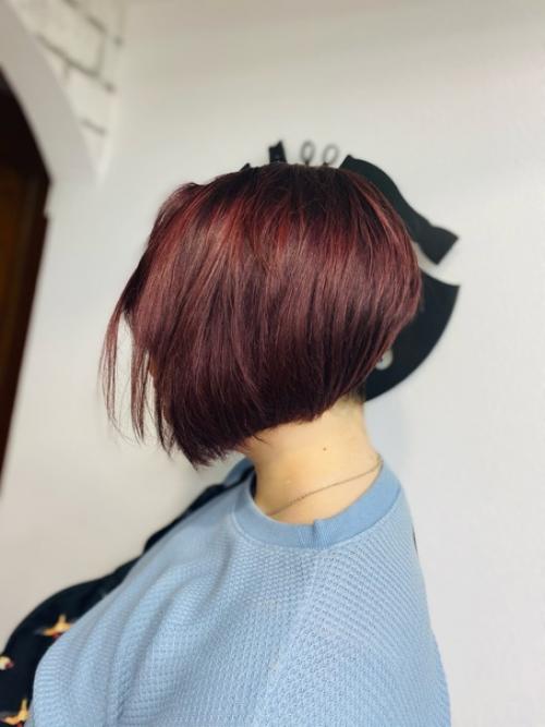 В том случае, если ты любишь выделяться из толпы, обожаешь эксперименты и яркие образы, то стрижки с выбритыми висками именно для тебя! 01