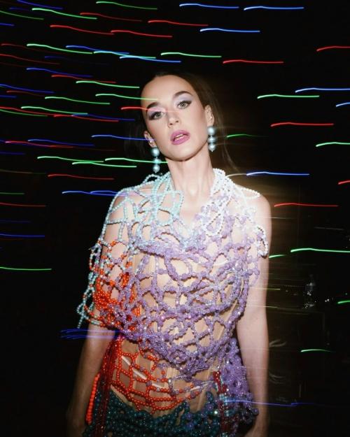 Безумный топ и самые провальные образы звёзд за 2025 год. 03