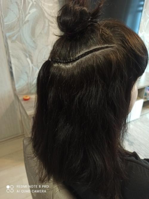 Посмотрев на фото с яркой, эффектной женщиной, можно не совсем заметить каких то изменений в ее образе, в отношении волос. 03